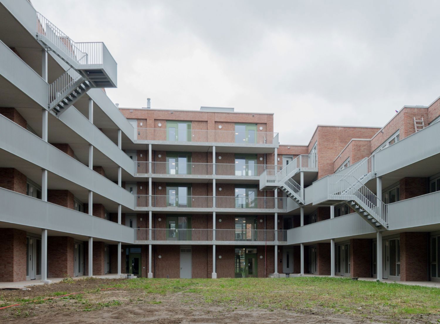Vanuit de binnentuin zicht op de galerijen en appartementen vier en vijf hoog