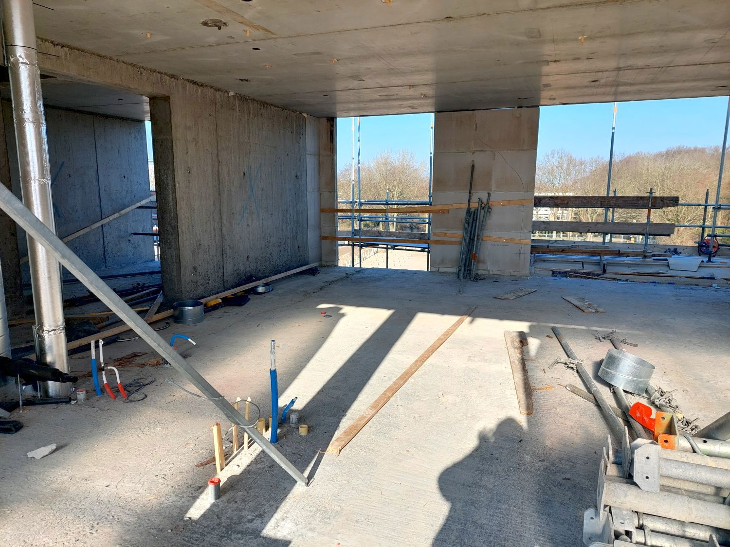 Foto in de woning helemaal kaal alleen muren en gereedschappen op de grond