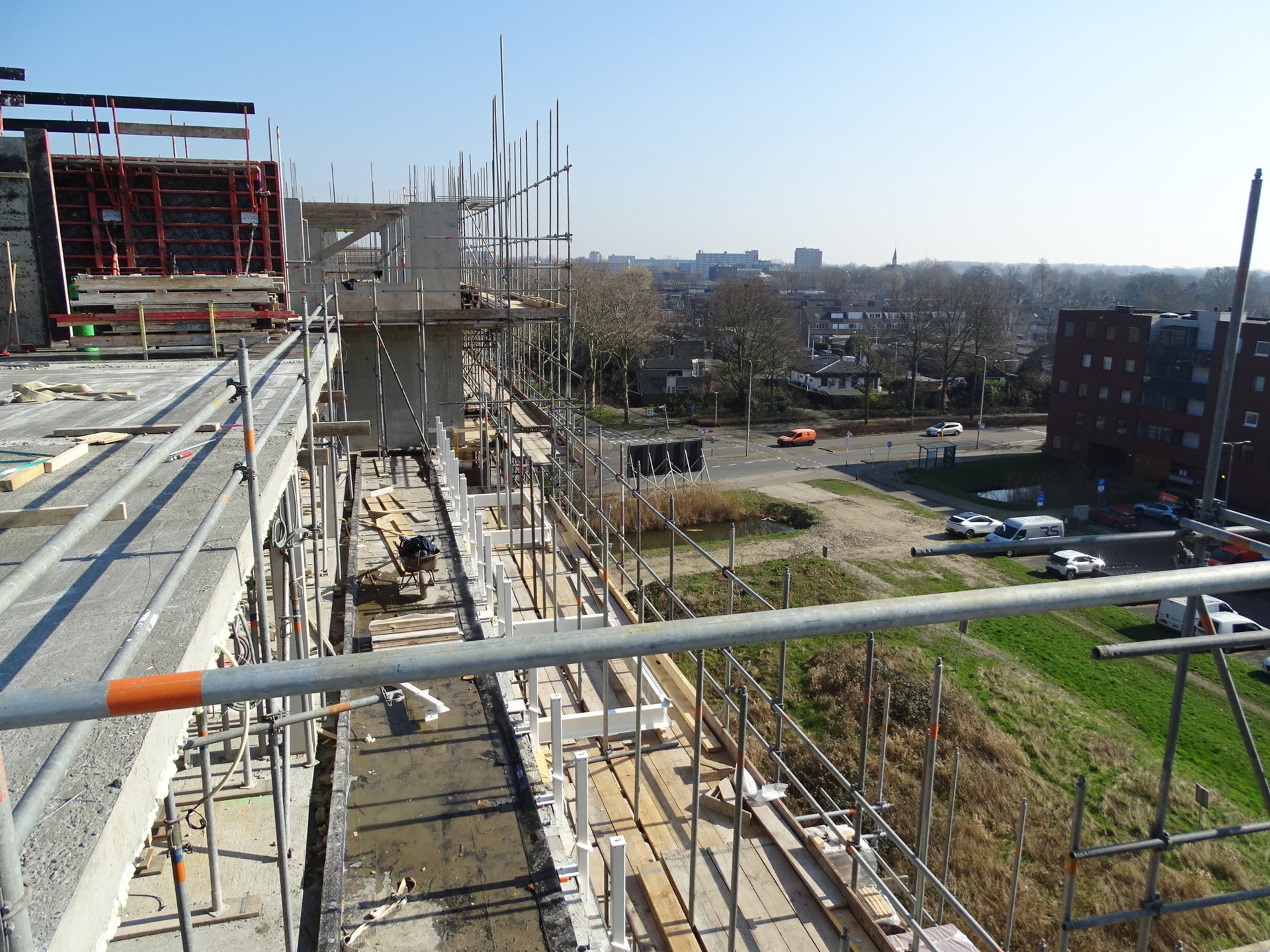 Uitzicht vanaf gebouw in aanbouw vanaf 7e verdieping op hoek Alphen aan den Rijn